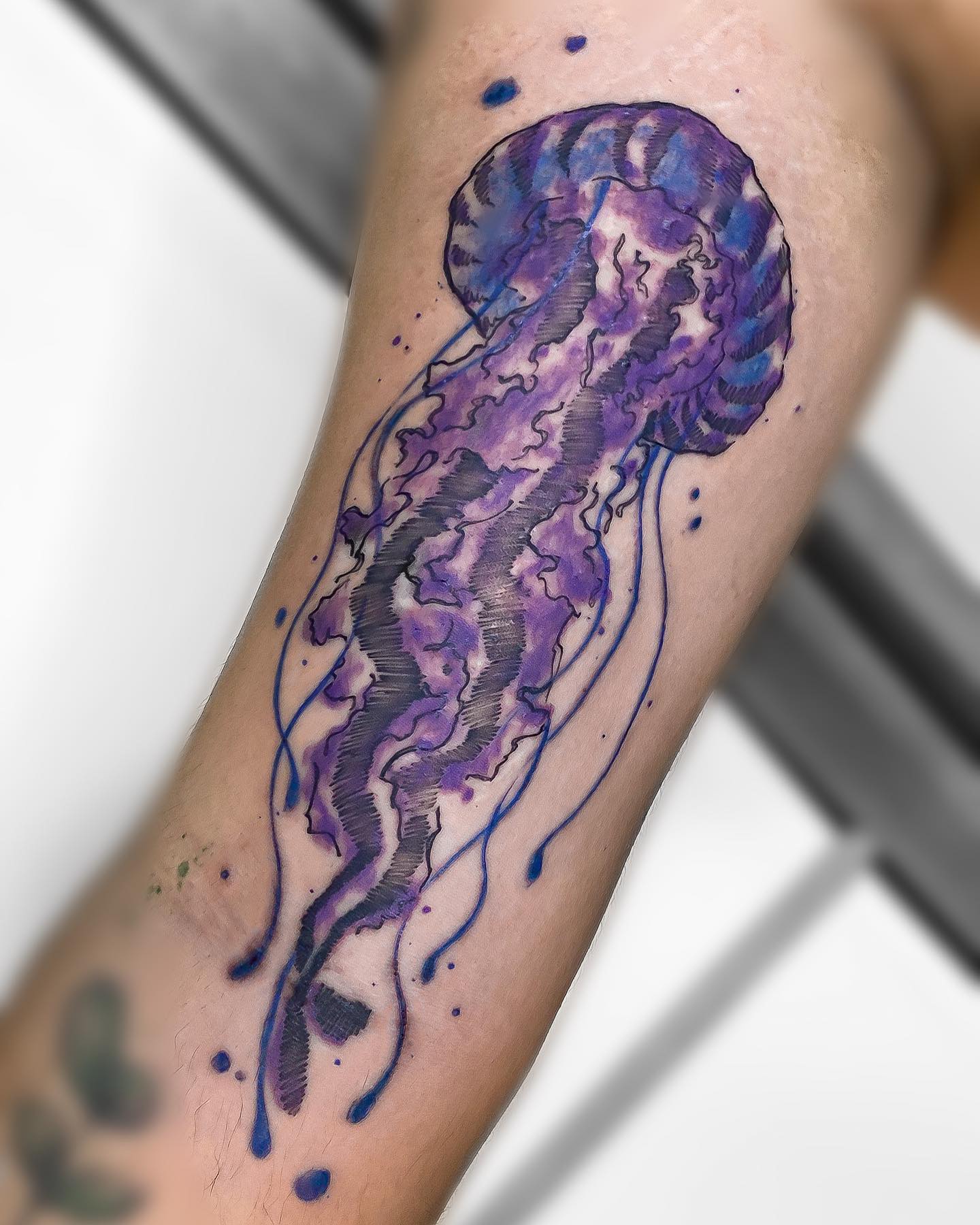 Tatuaje de medusa morada oscura