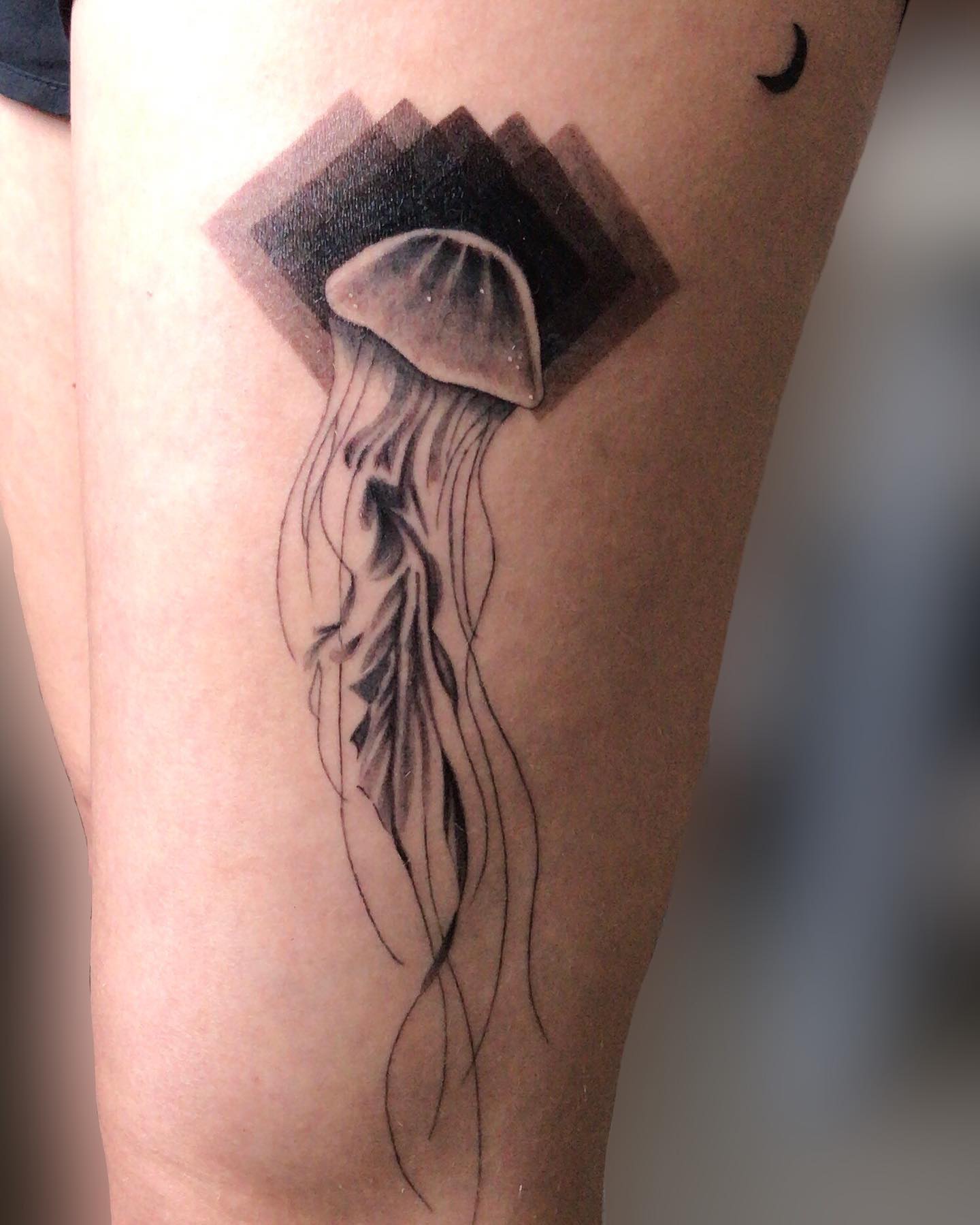 Tatuaje de medusa negra en los muslos