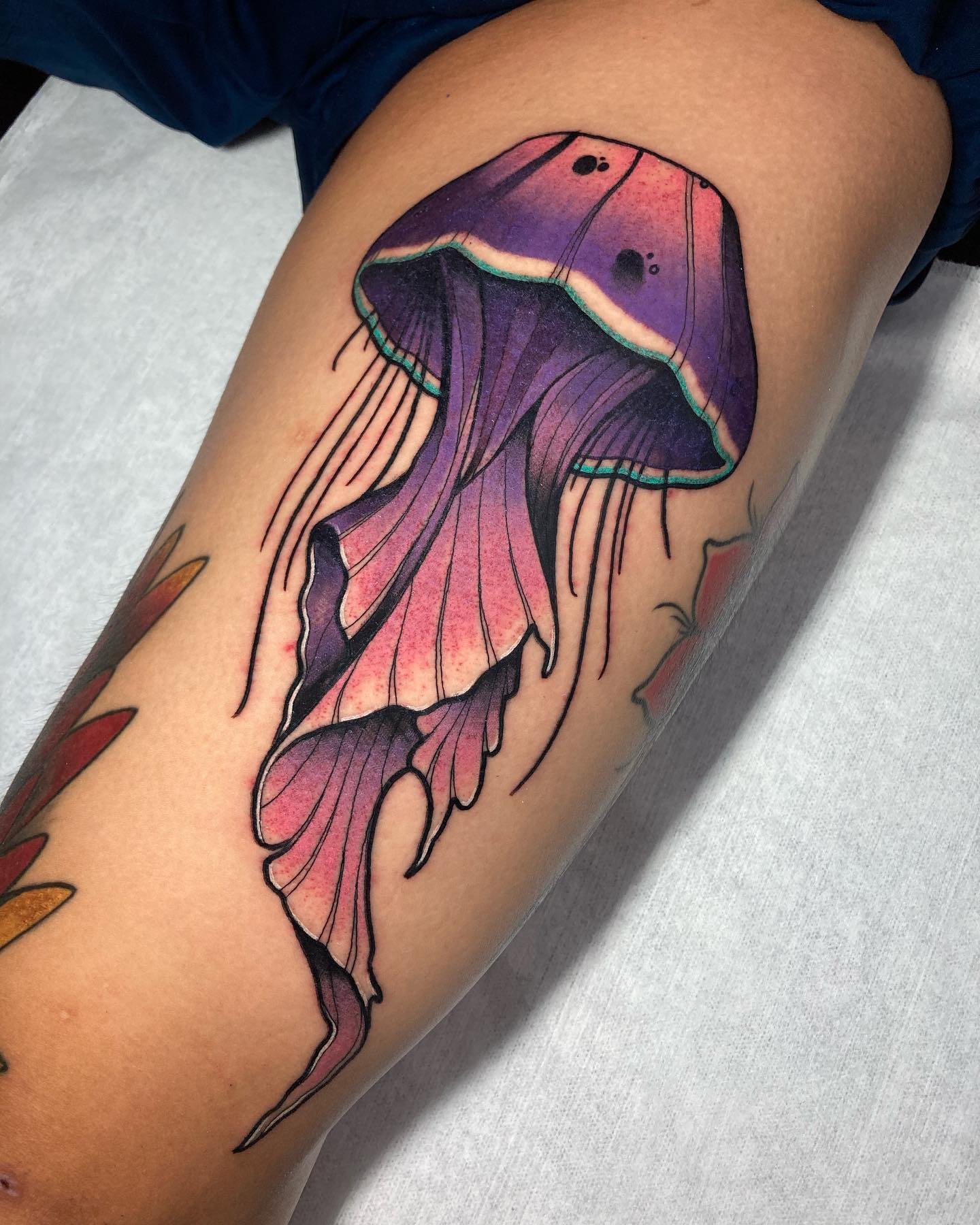 Tatuaje de medusa purpura genial