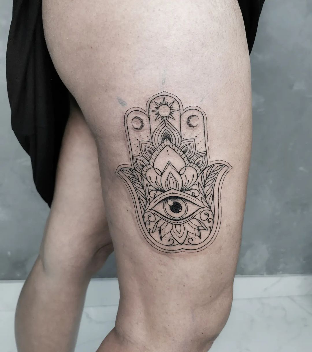 Tatuaje de Muslo Femenino Hamsa