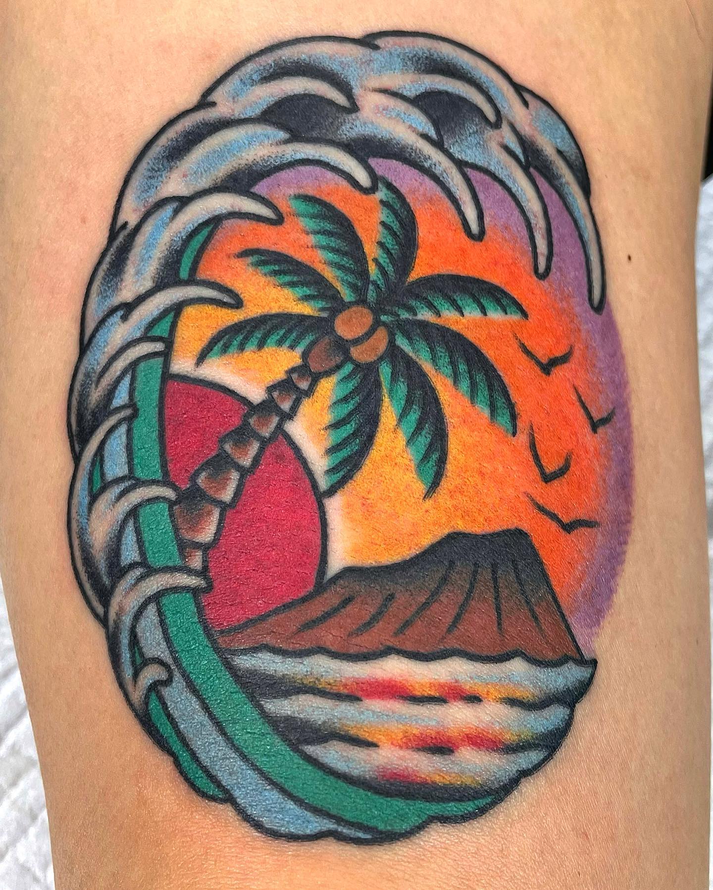 Tatuaje de olas y palmera