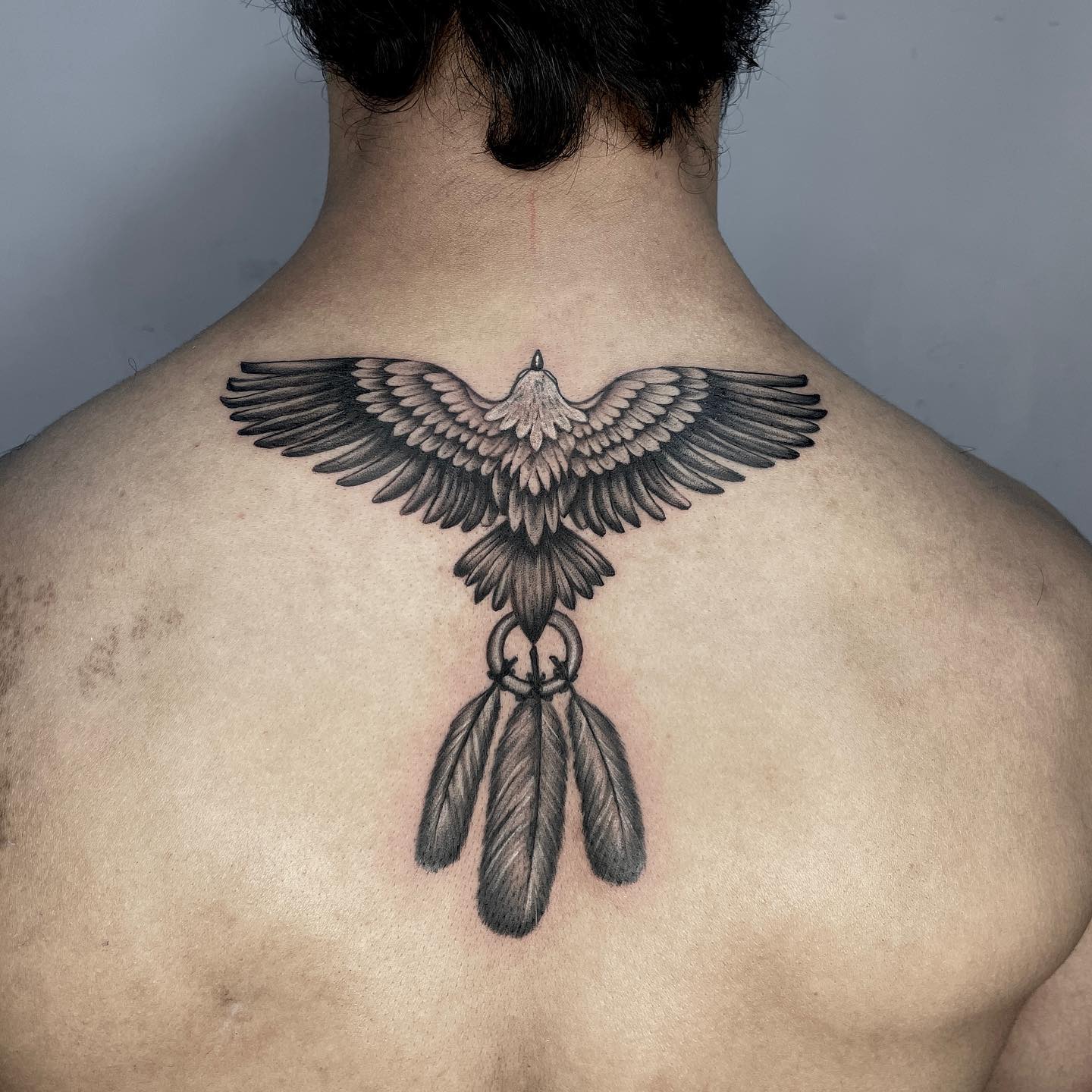 Tatuaje de Pájaro Pequeño en la Espalda.