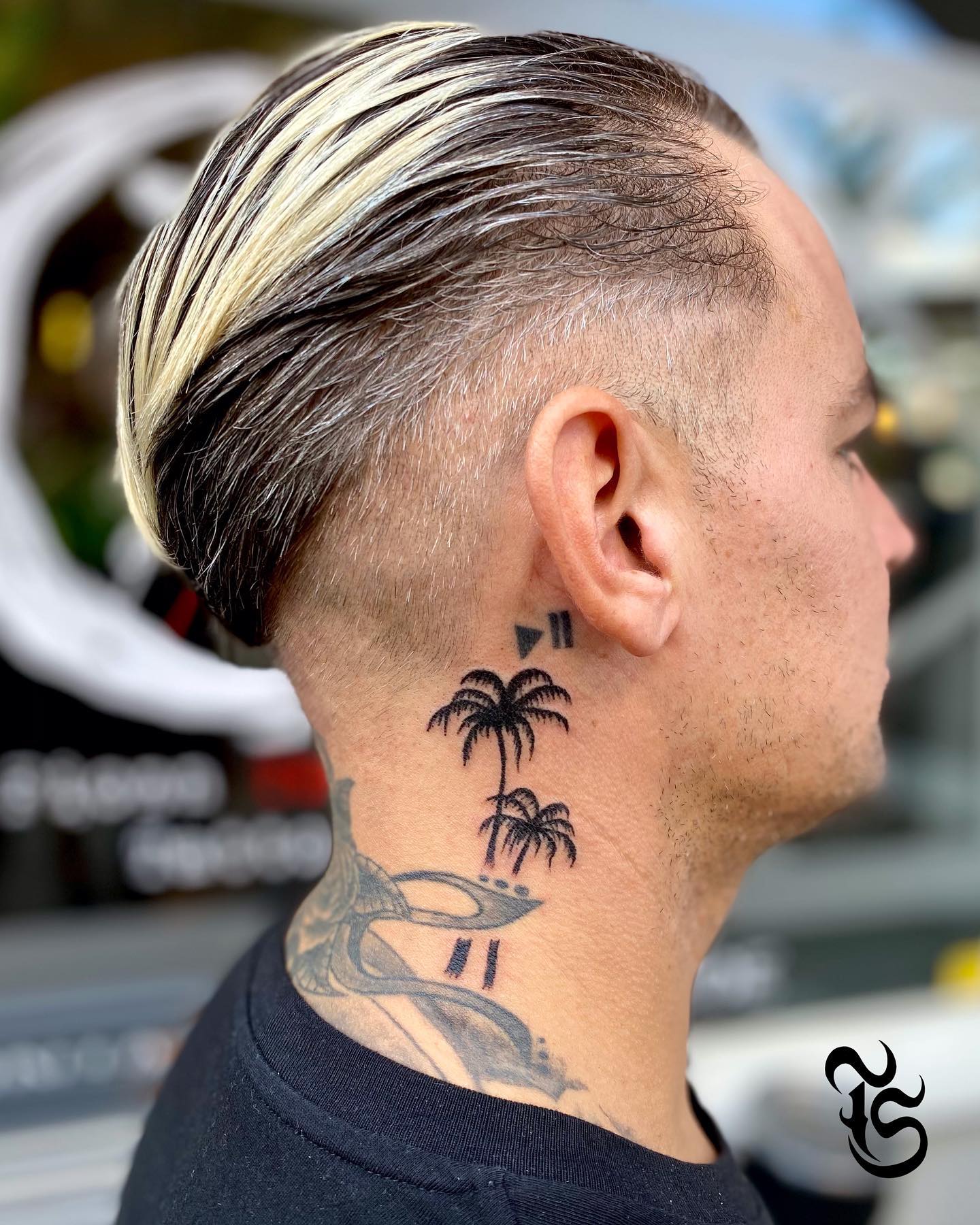 Tatuaje de palmera en el cuello