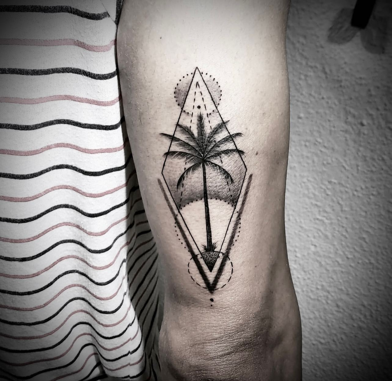 Tatuaje de palmera geométrica