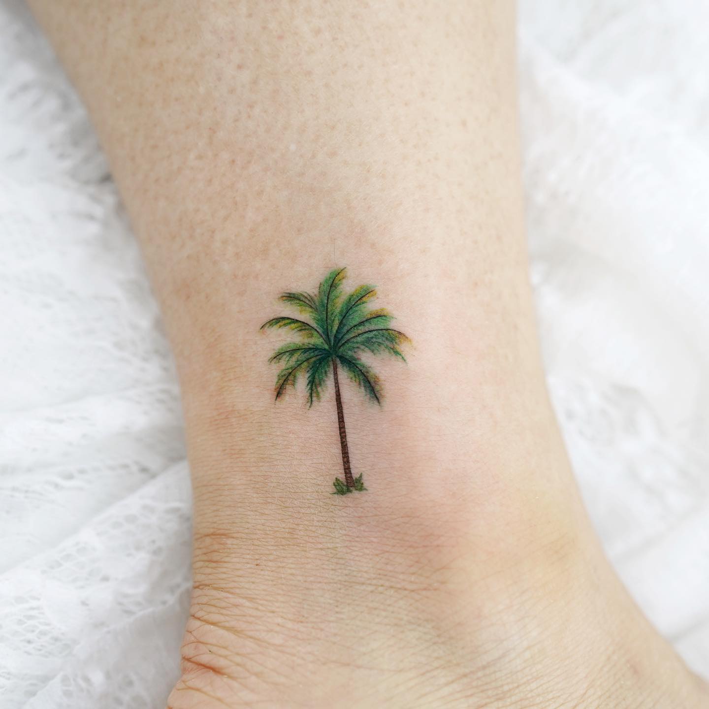 Tatuaje de palmera pequeña y colorida