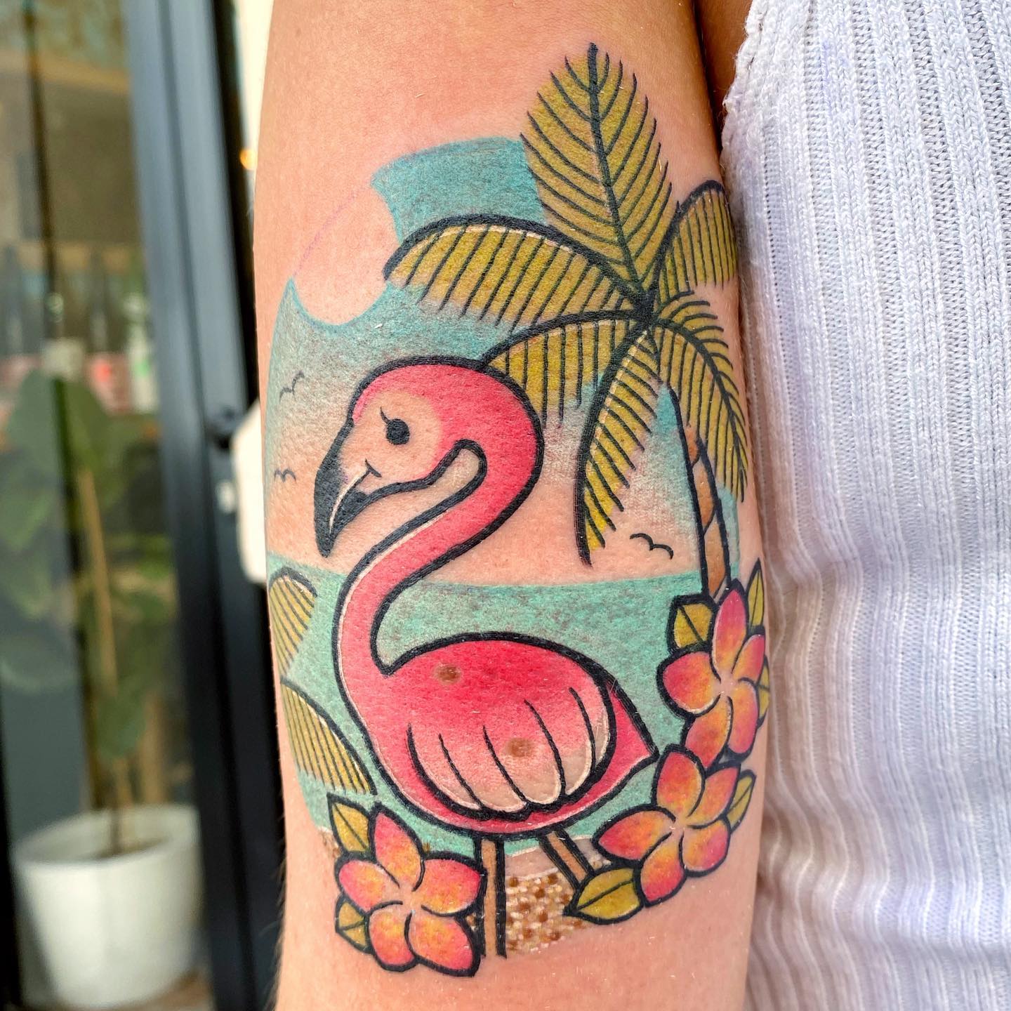 Tatuaje de palmera y flamenco