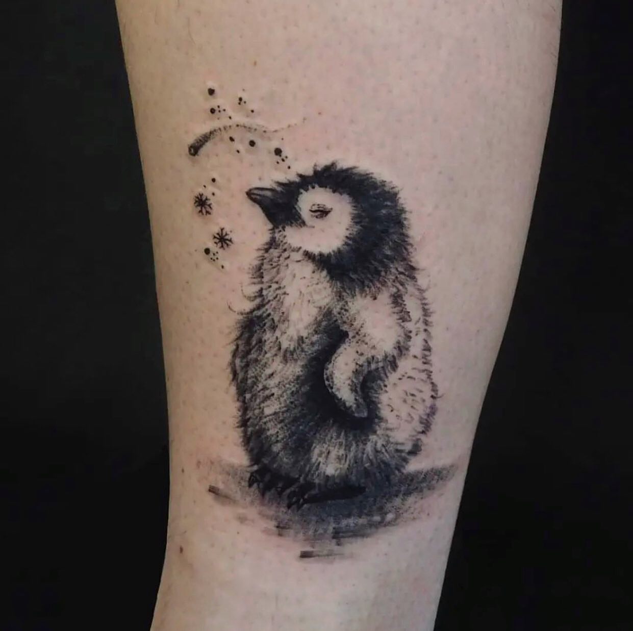 Tatuaje de pingüino bebé.