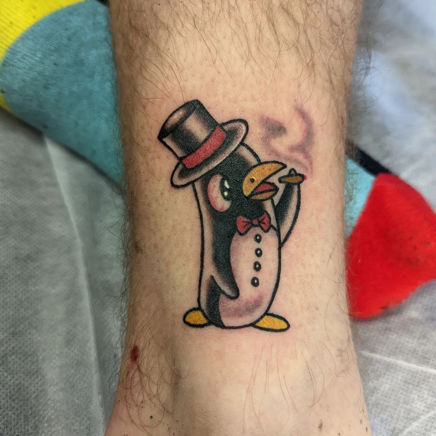 Tatuaje de pingüino fumador