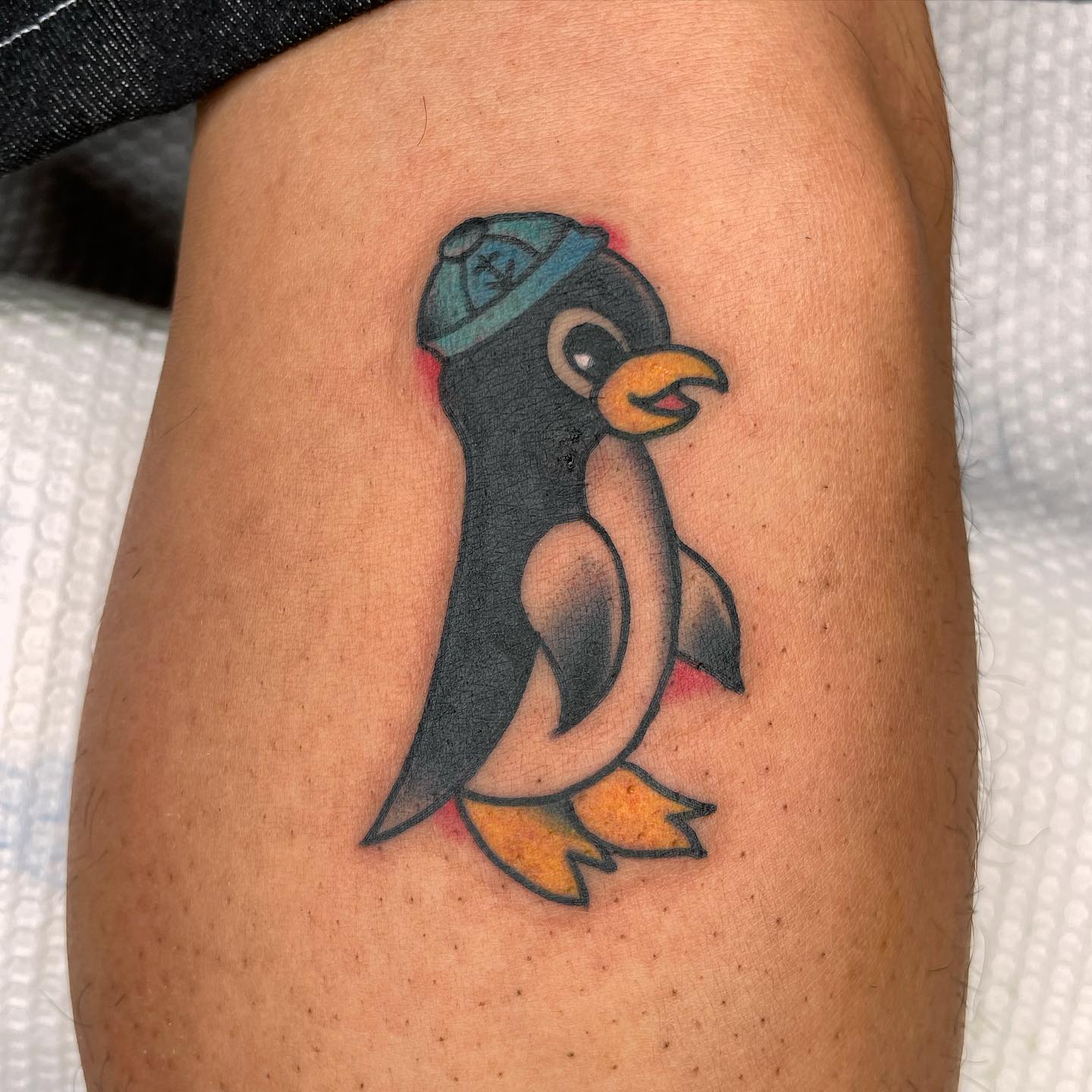 Tatuaje de pingüino marinero.