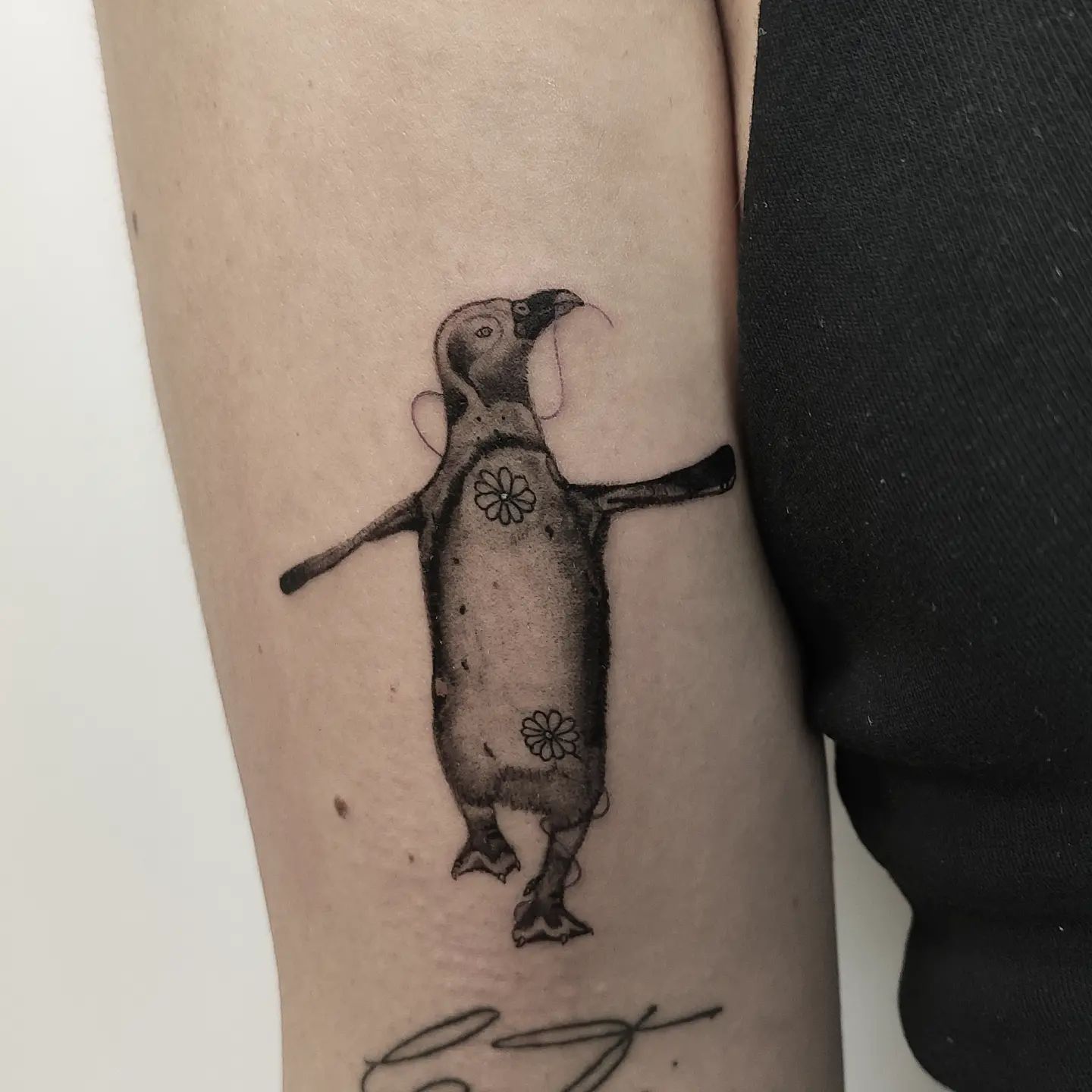 Tatuaje de pingüino miniatura.