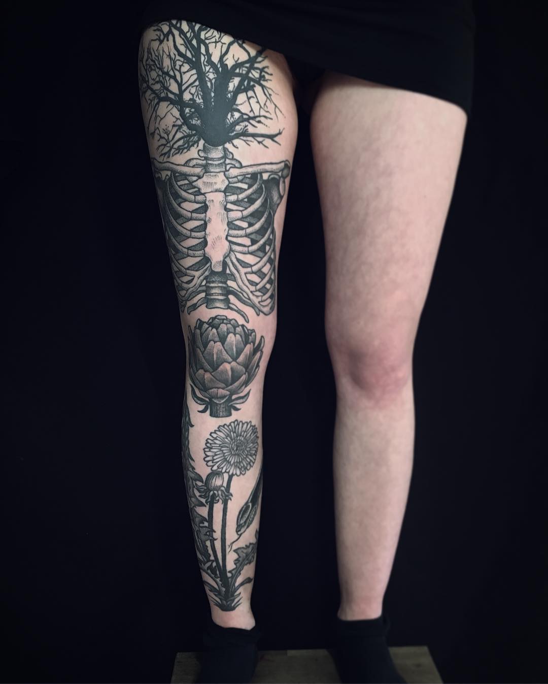 Tatuaje de retazos de esqueleto y flor
