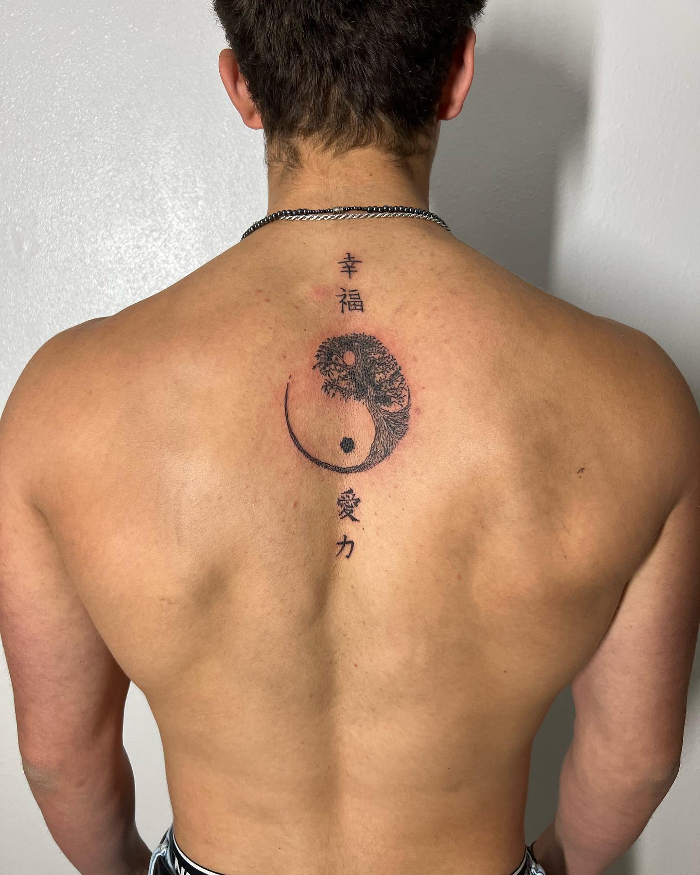 Tatuaje de Yin y Yang en la espalda