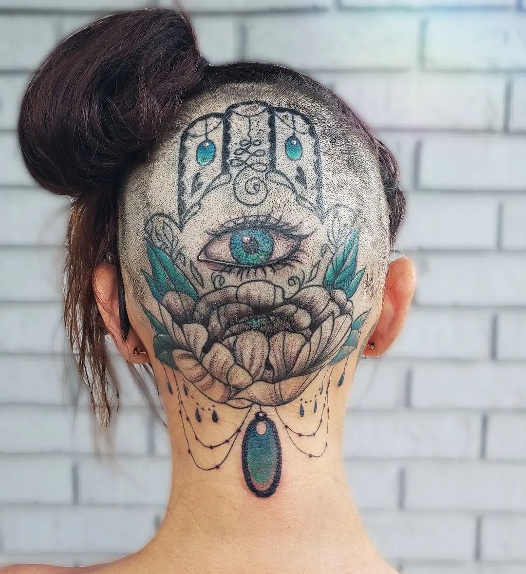 Tatuaje dramático de cabeza de mano de Fátima.