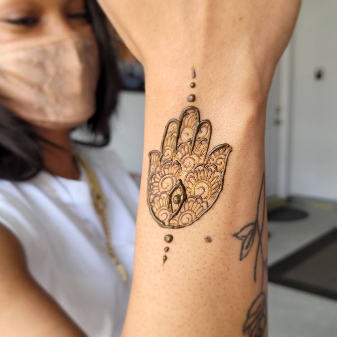 Tatuaje elegante de Hamsa