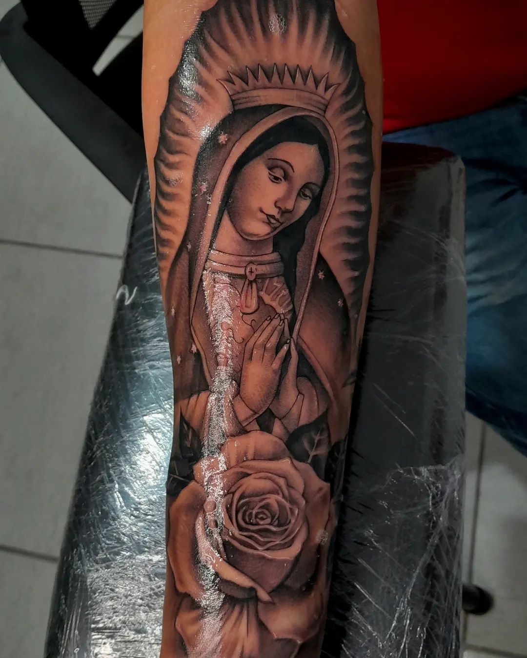 Tatuaje elegante de la Virgen de Guadalupe