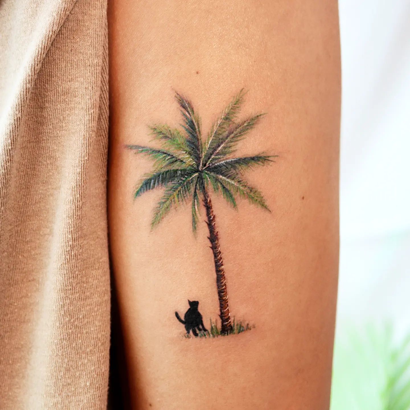 Tatuaje elegante de palmera