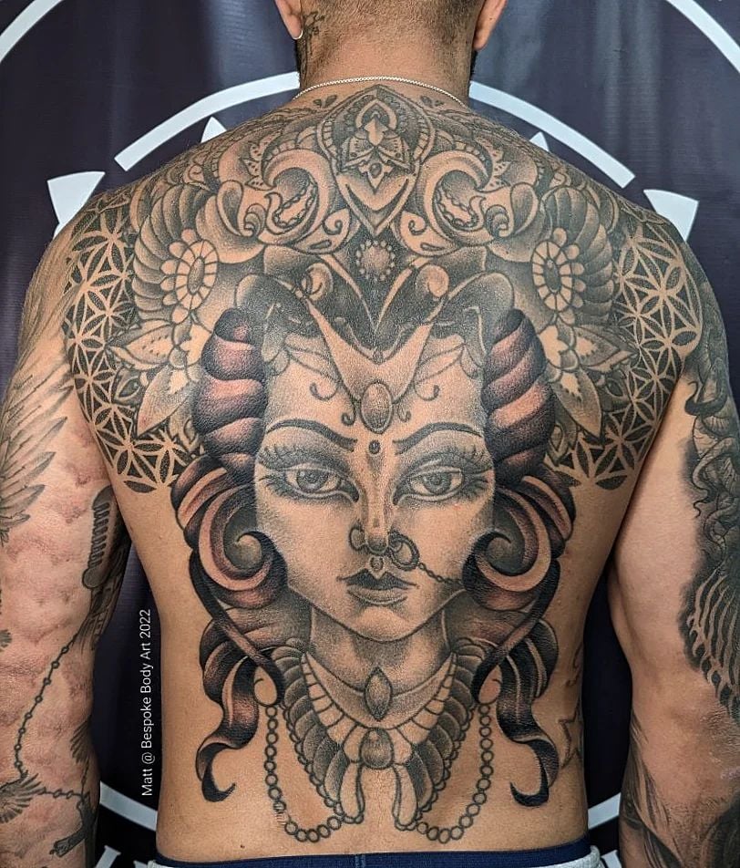 Tatuaje gigante de espalda para hombres