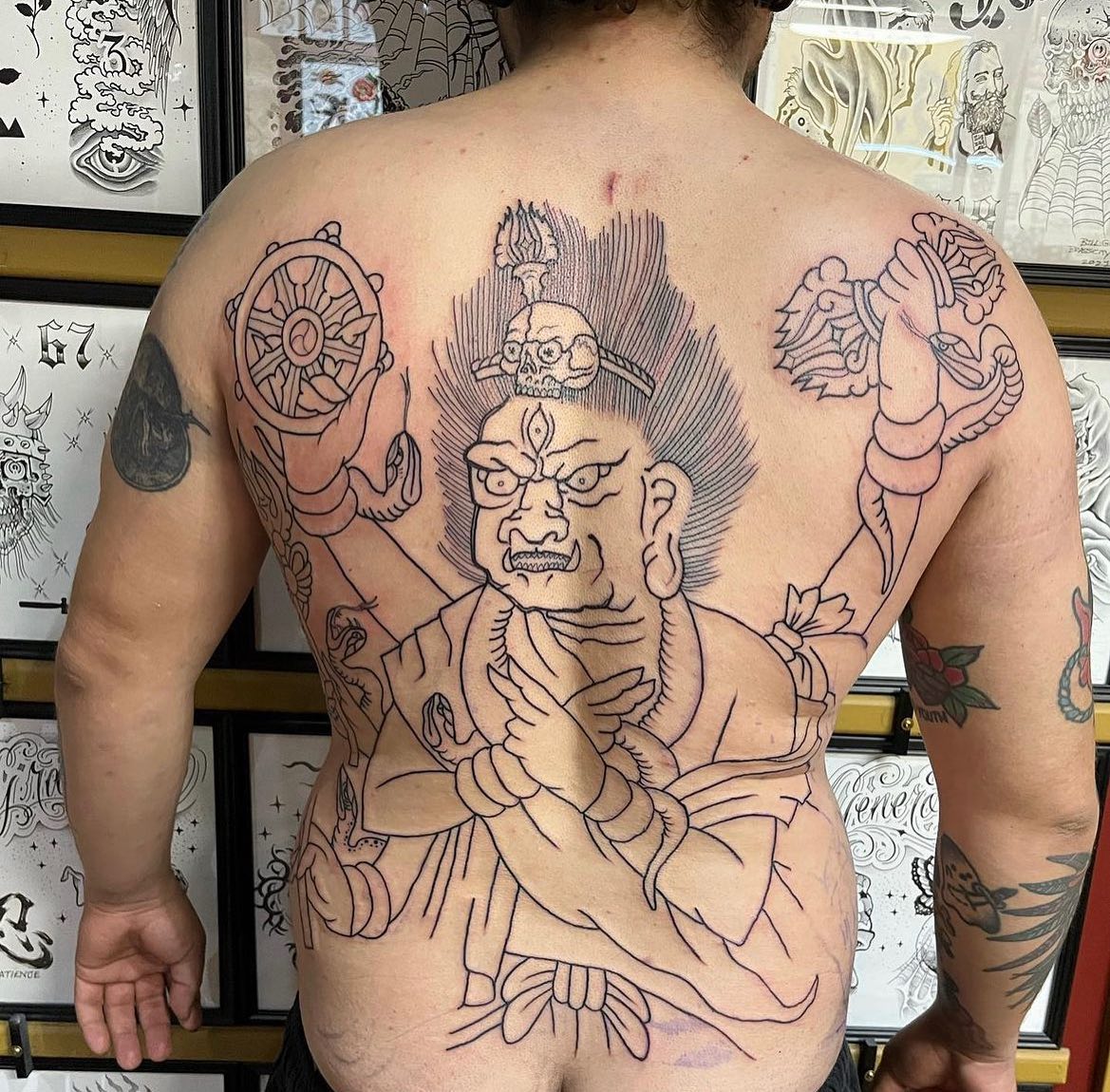Tatuaje religioso en la espalda.