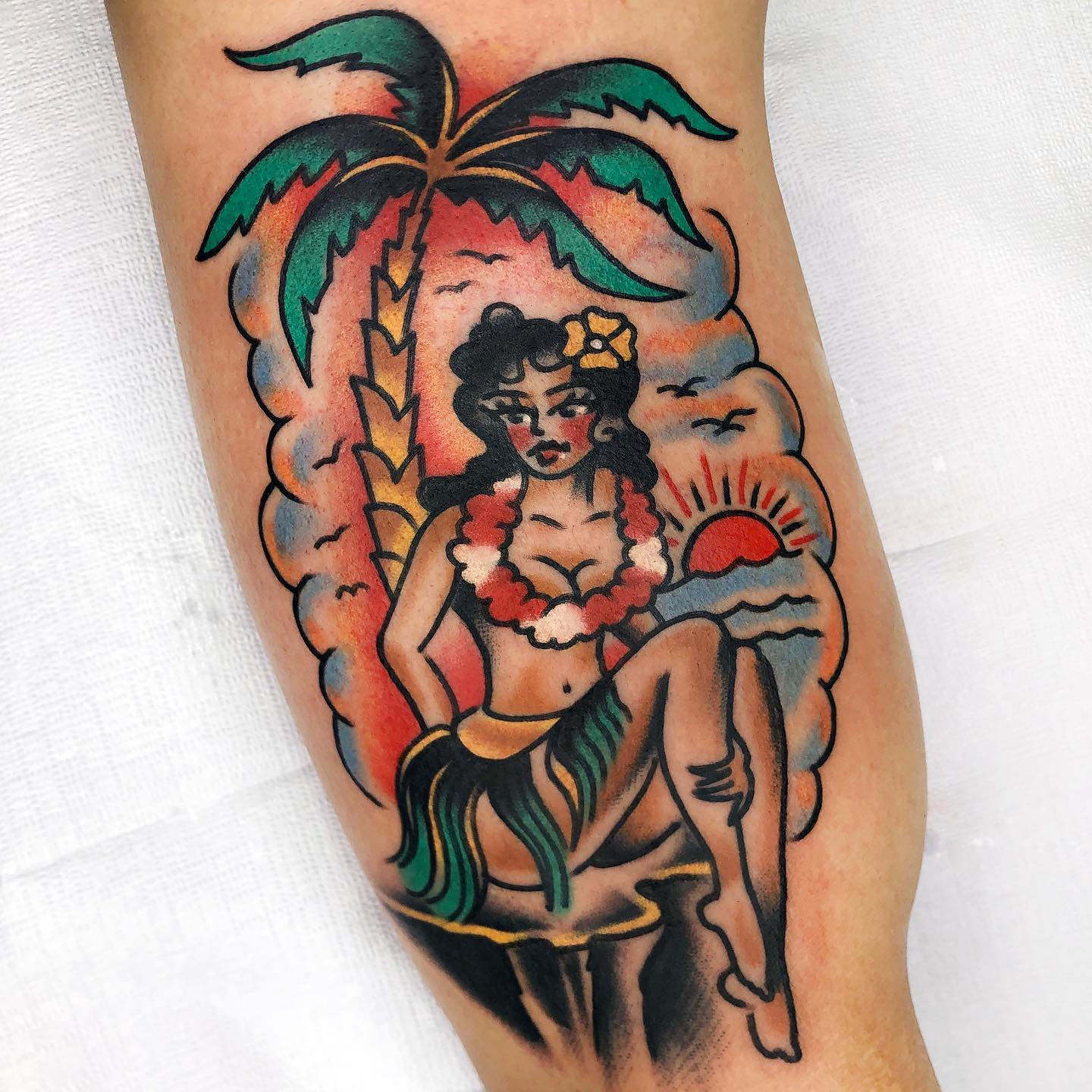 Tatuaje tradicional de palmera y mujer