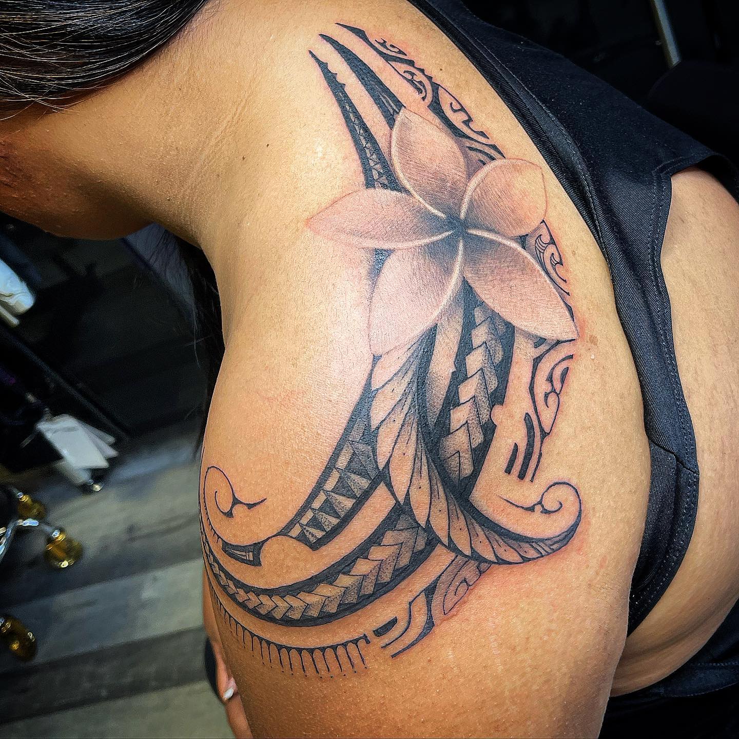Tatuaje Tribal de Hombro en Tinta Negra
