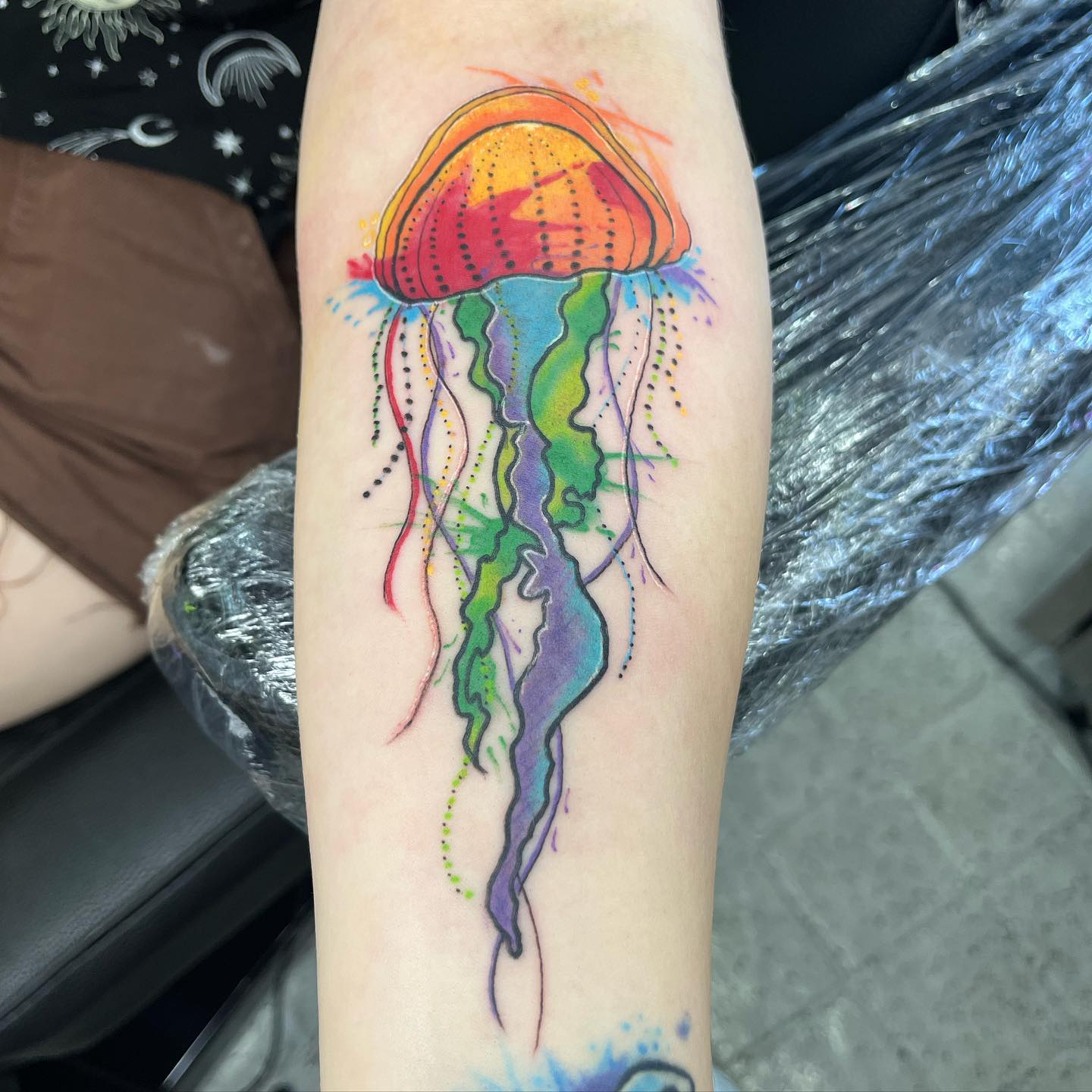Tatuaje vibrante de medusa