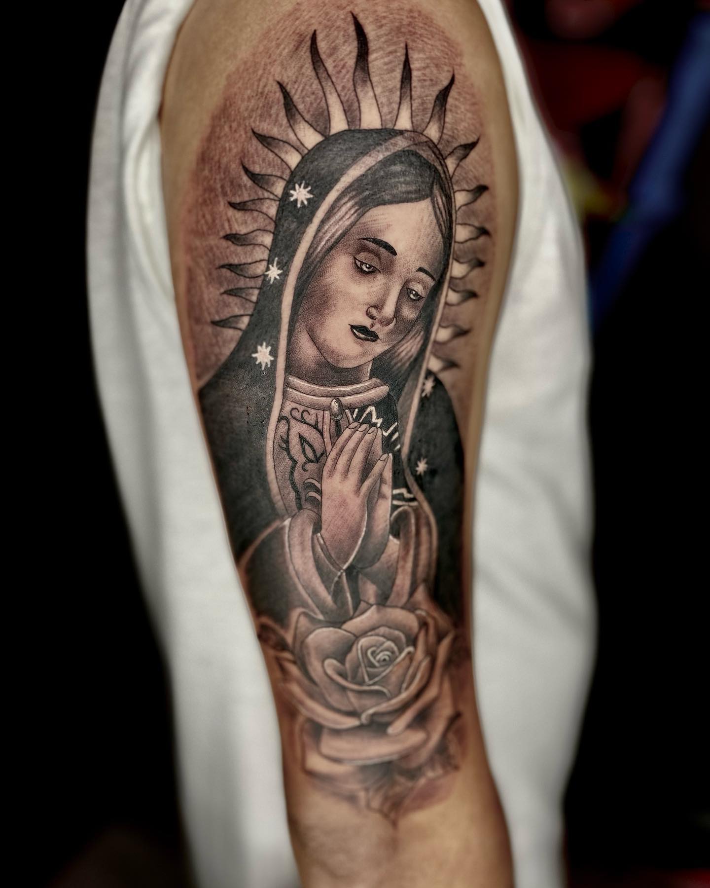 Una Rosa y un tatuaje de la Virgen de Guadalupe.