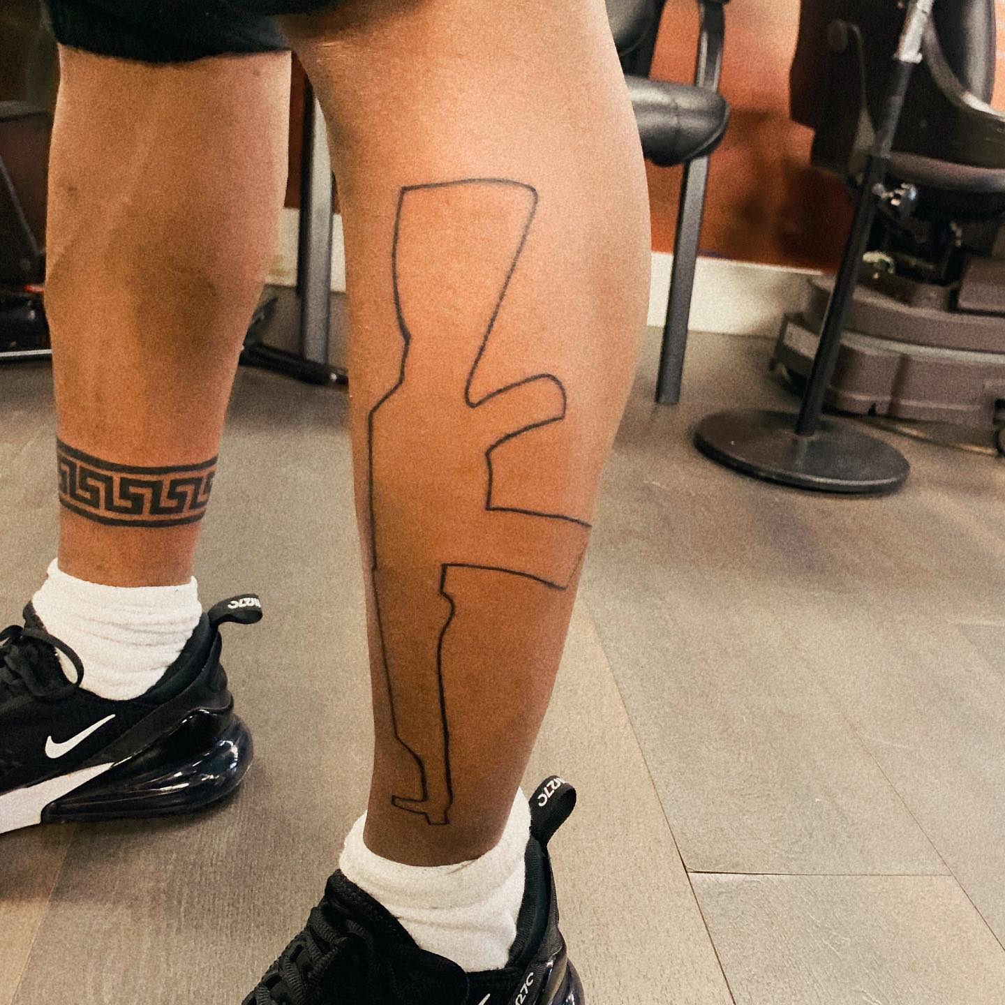 AK-Tatuaje en la pierna
