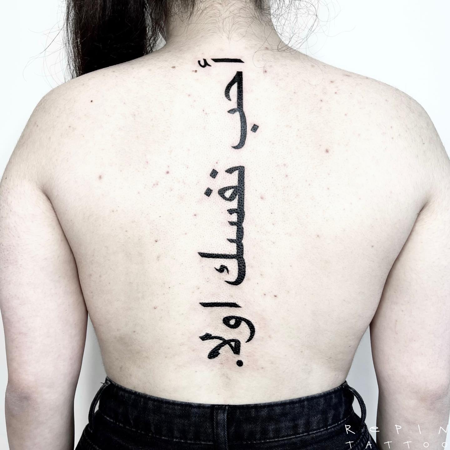 Gran tatuaje árabe en la espalda