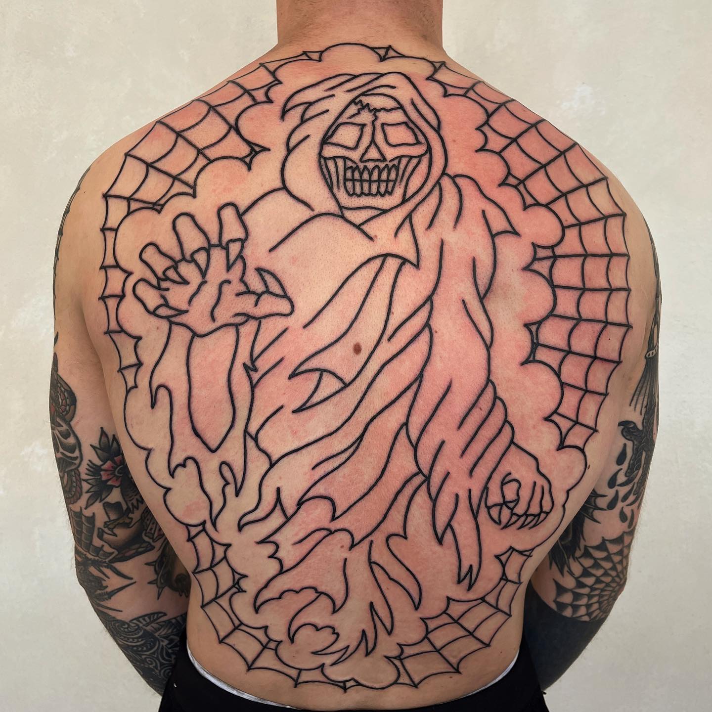 Gran tatuaje en la espalda, impresión de la muerte.
