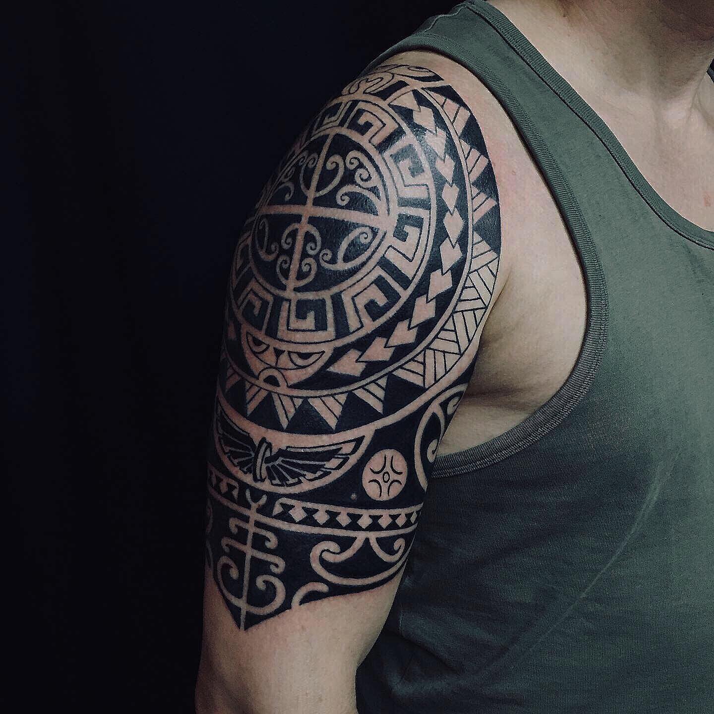 Idea de tatuaje polinesio en tinta negra