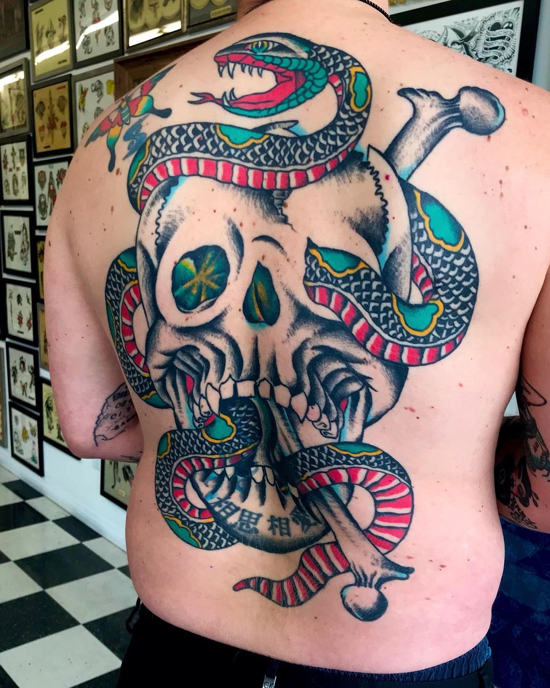 Tatuaje americano tradicional, grande, colorido y en la espalda.