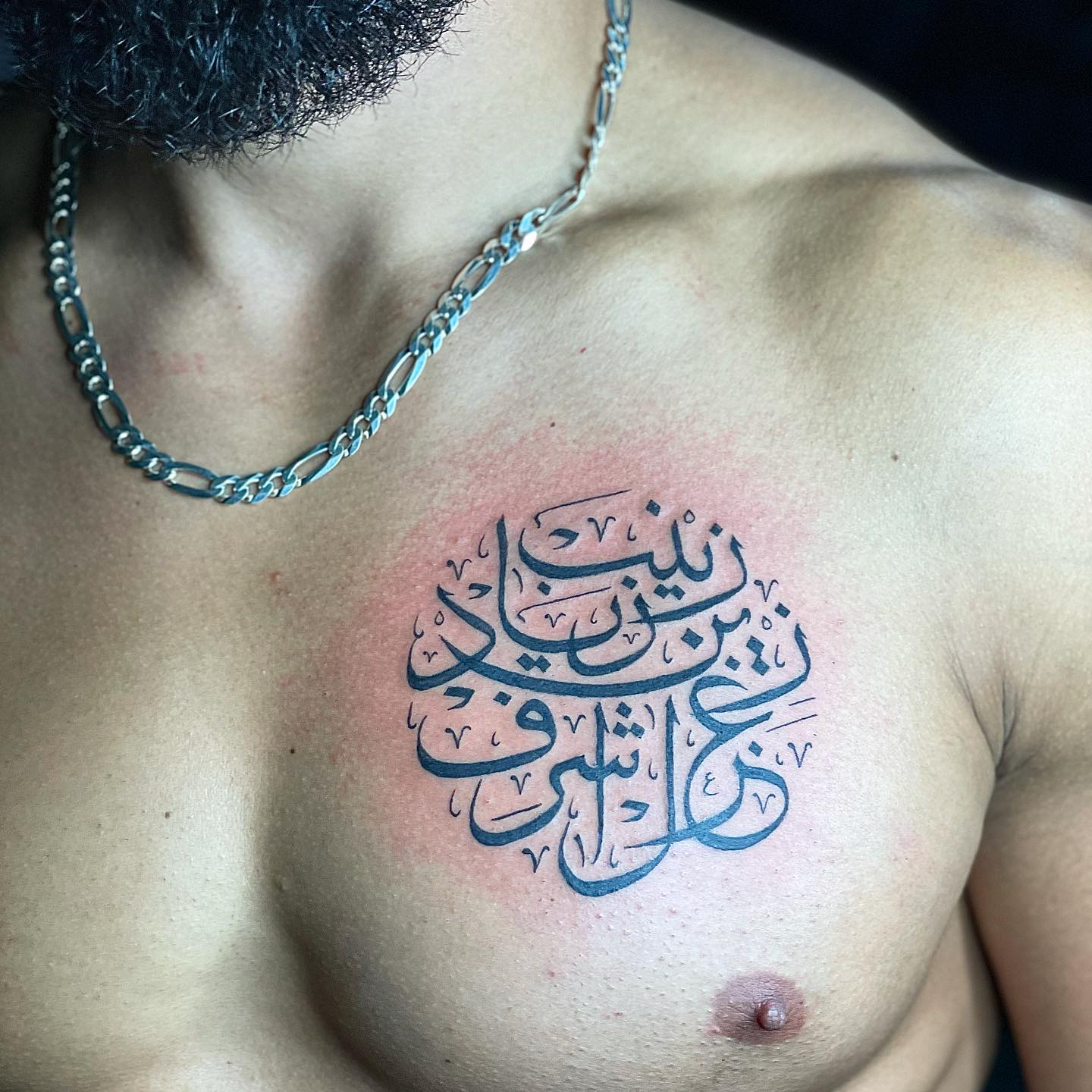 Tatuaje árabe en el pecho