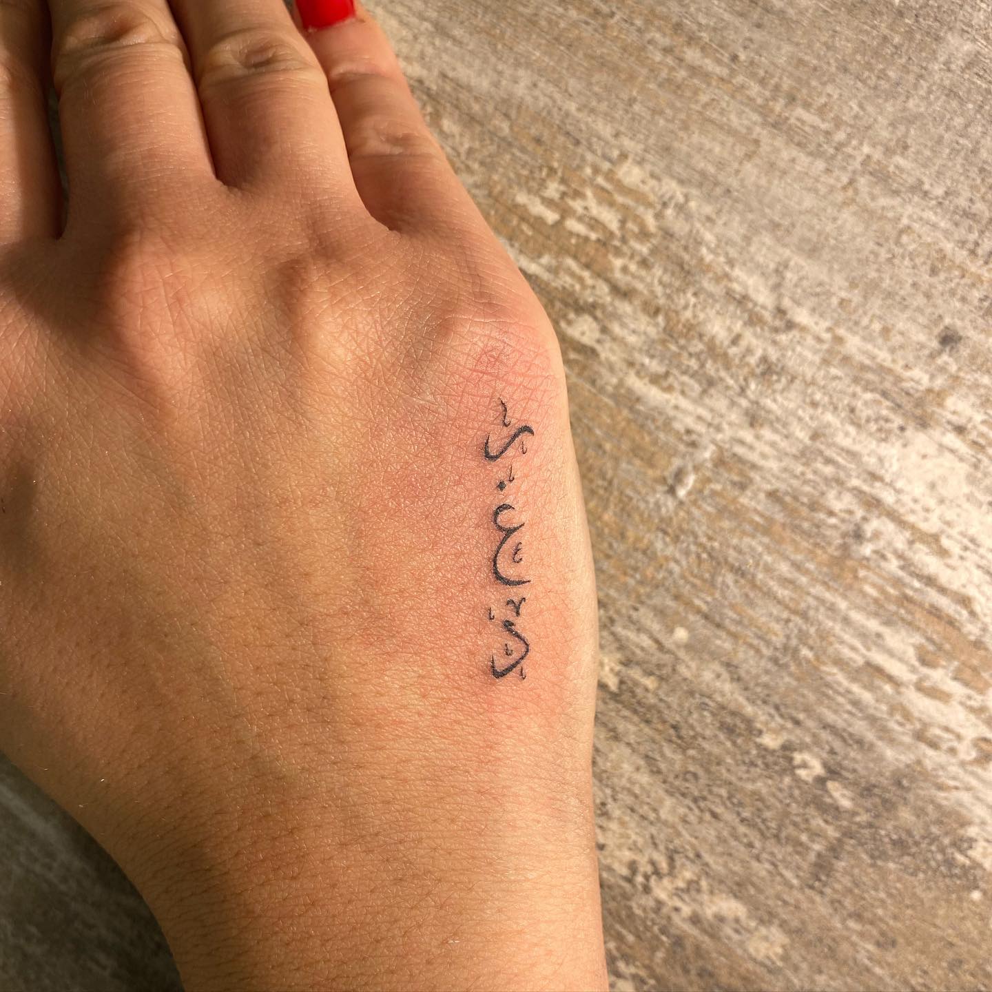 Tatuaje árabe en la mano