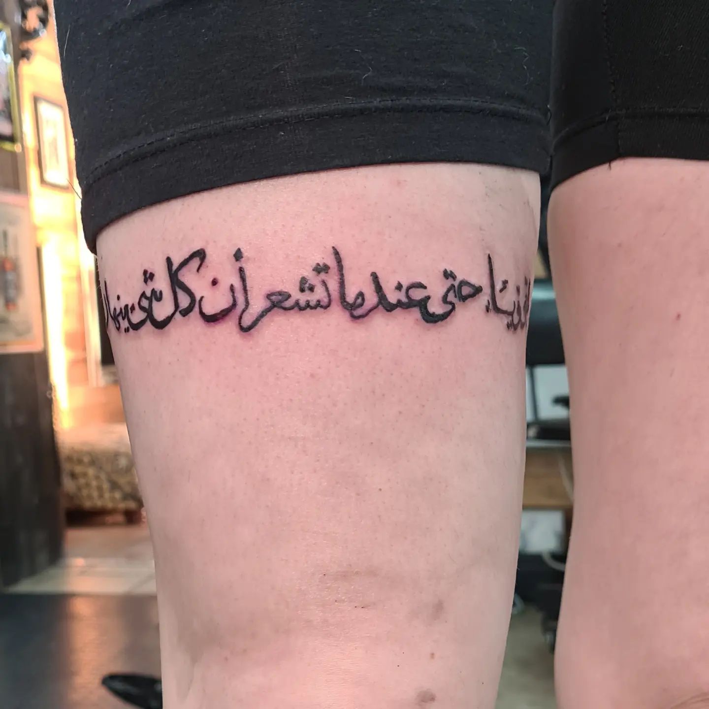 Tatuaje con texto árabe