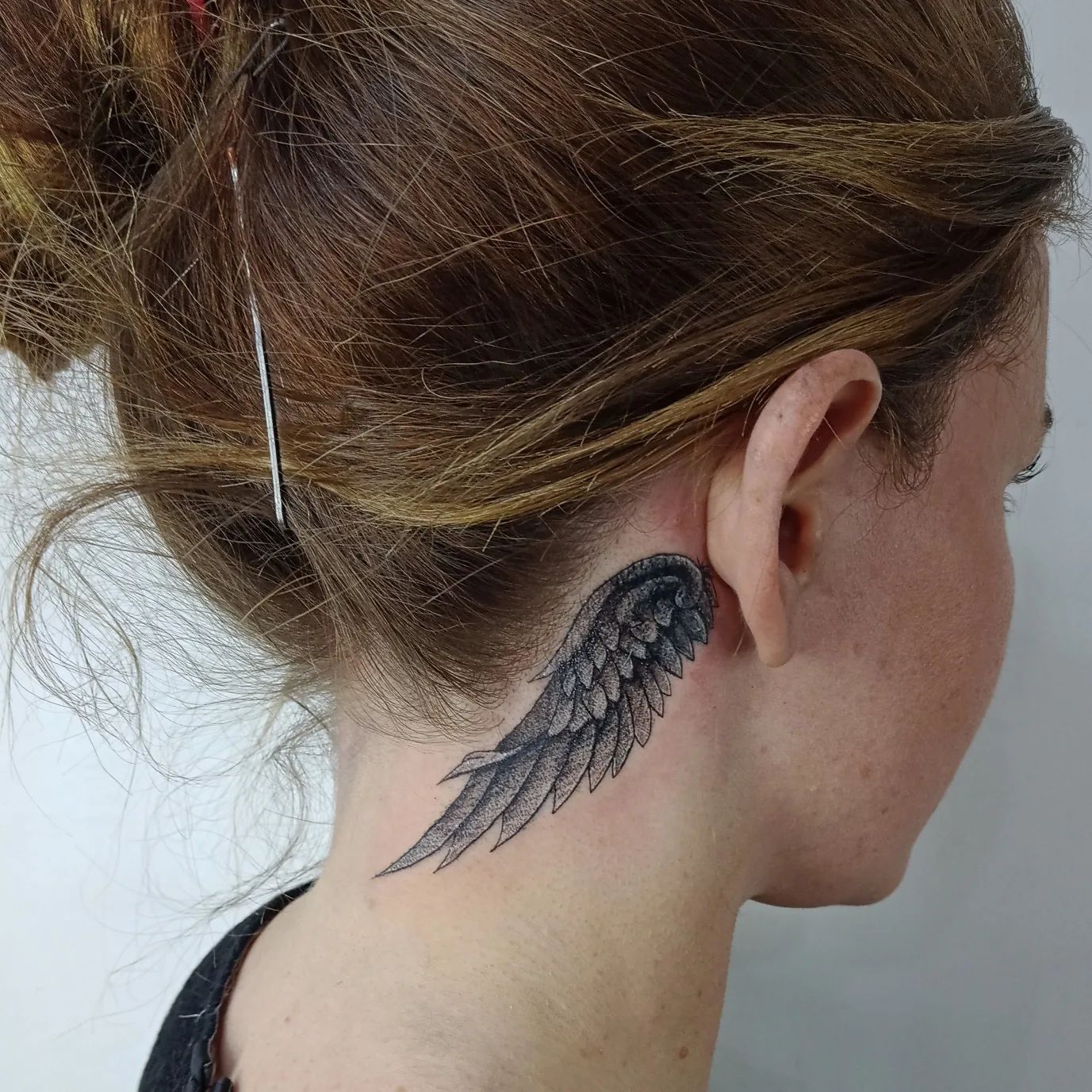 Tatuaje de Ala Negra en el Cuello