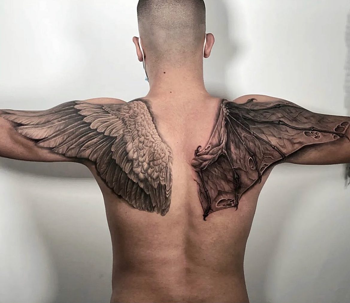 Tatuaje de ala negra gigante