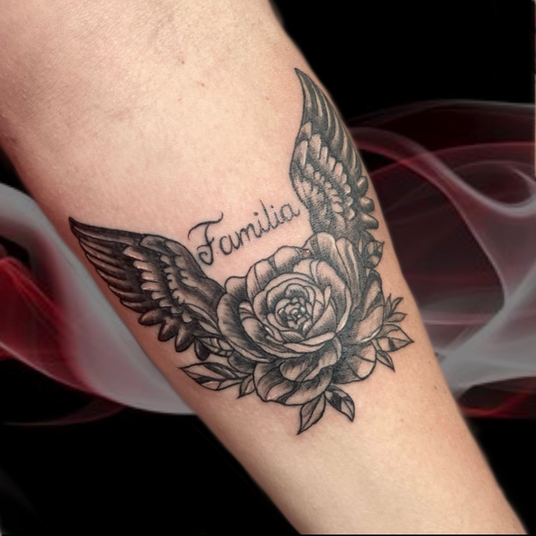 Tatuaje de alas de rosa