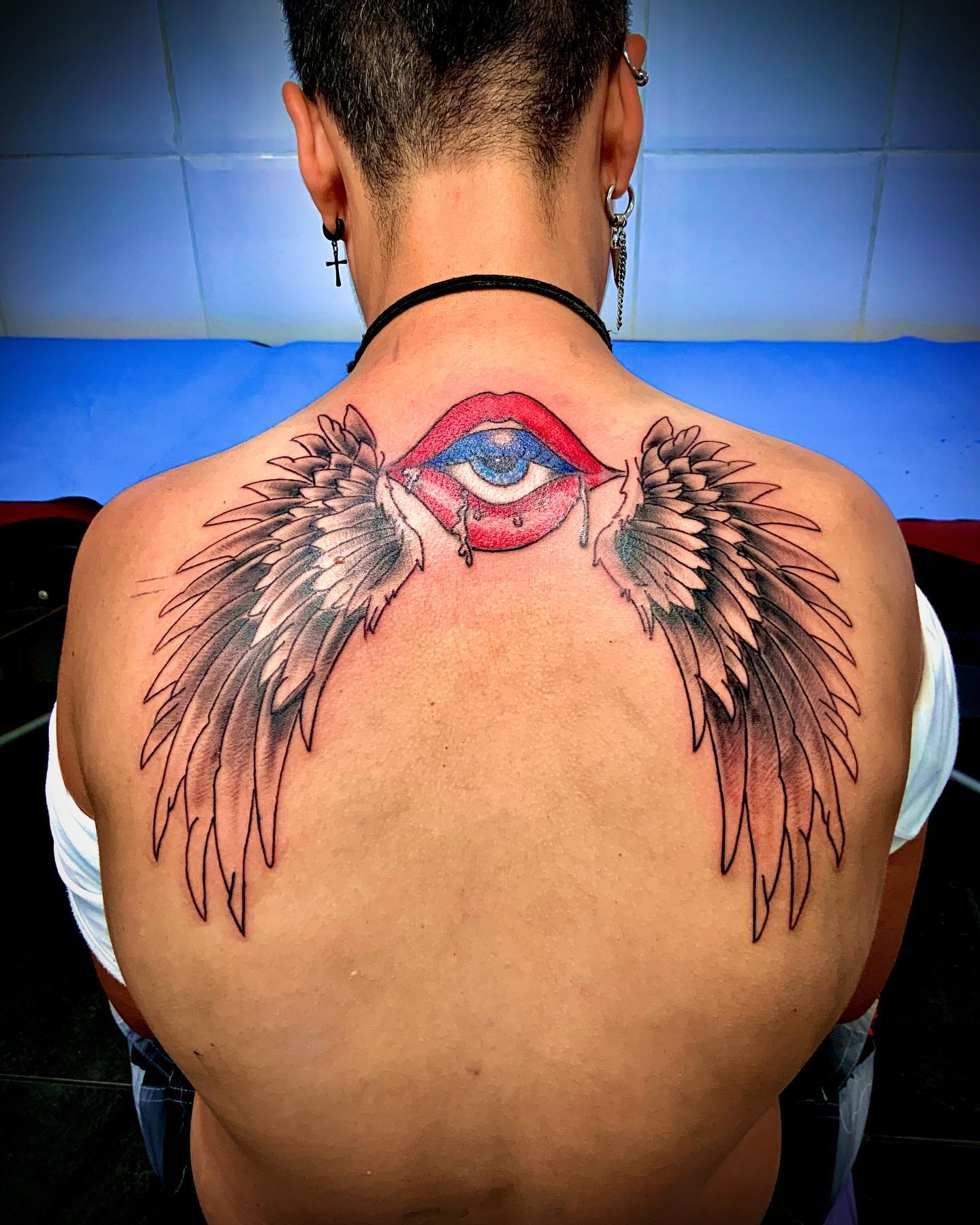Tatuaje de alas en la espalda.