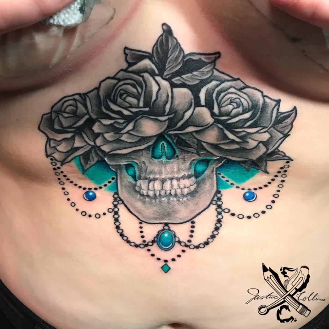 Tatuaje de cráneo y flores en el esternón