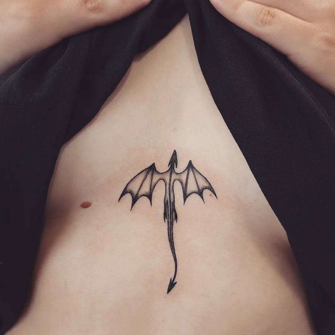 Tatuaje de Dragón Genial Entre los Senos.