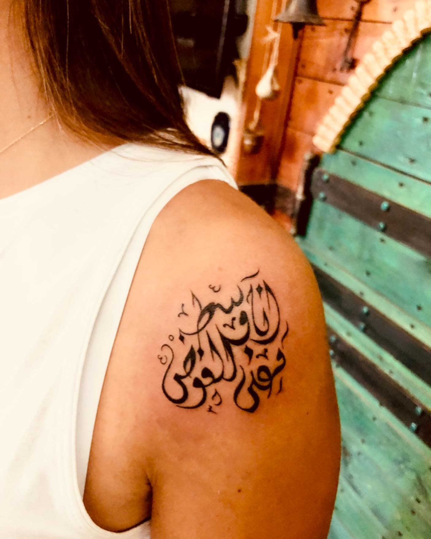 Tatuaje de hombro de caligrafía árabe