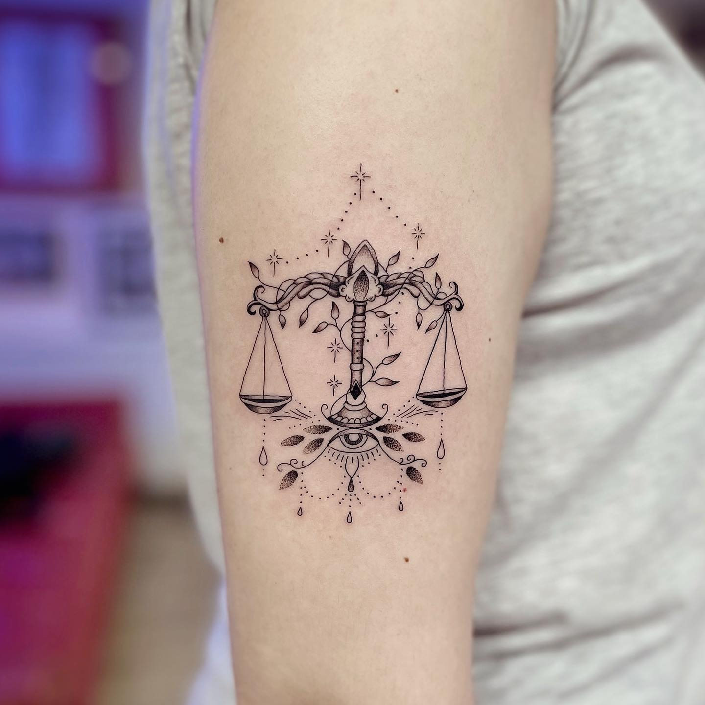 Tatuaje de Libra decorado