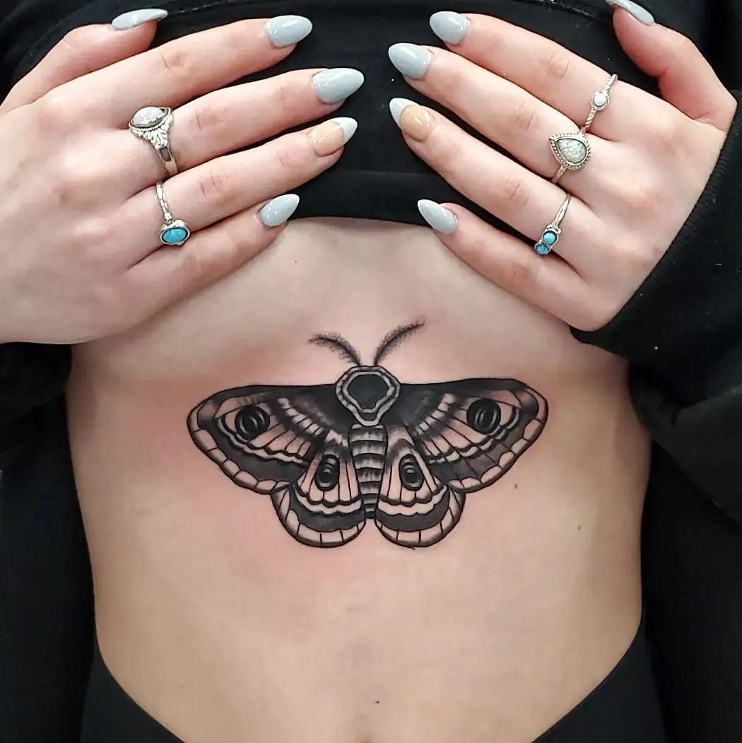 Tatuaje de mariposa ornamental