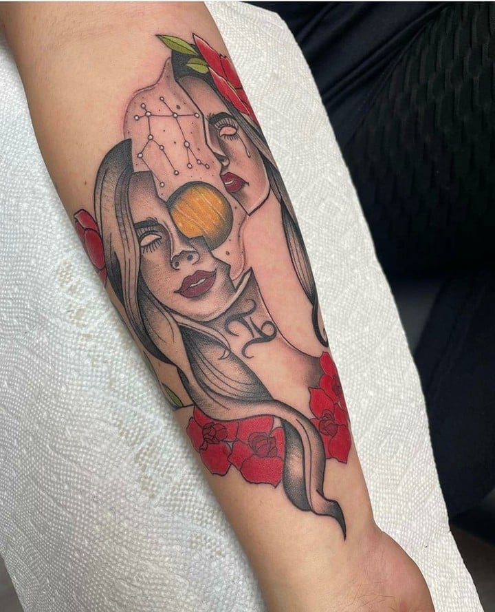 Tatuaje de mujer geminiana y colorido.