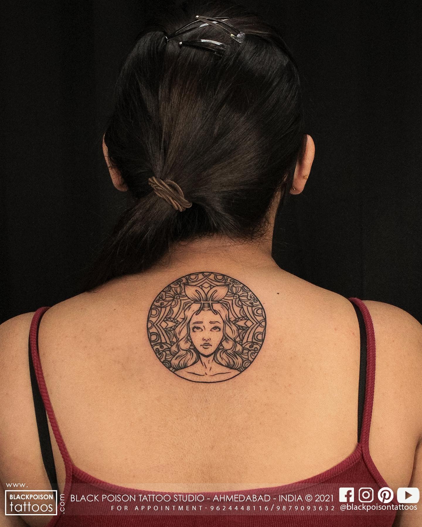 Tatuaje de Piscis en la espalda.