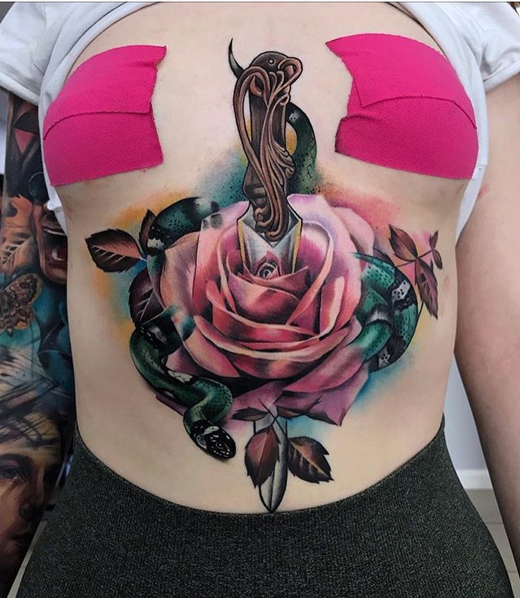 Tatuaje de Rosa en el esternón