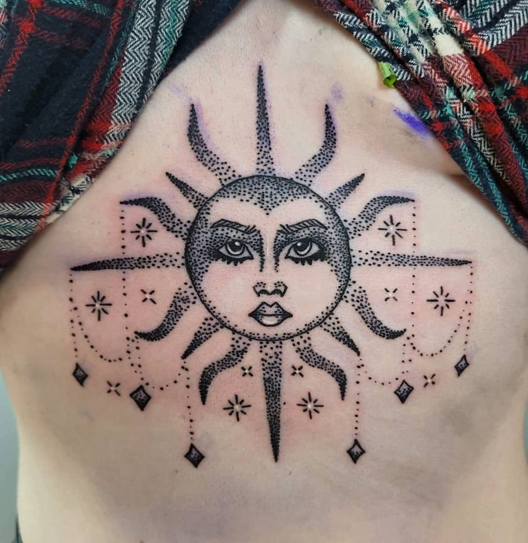 Tatuaje de Sol en el Esternón