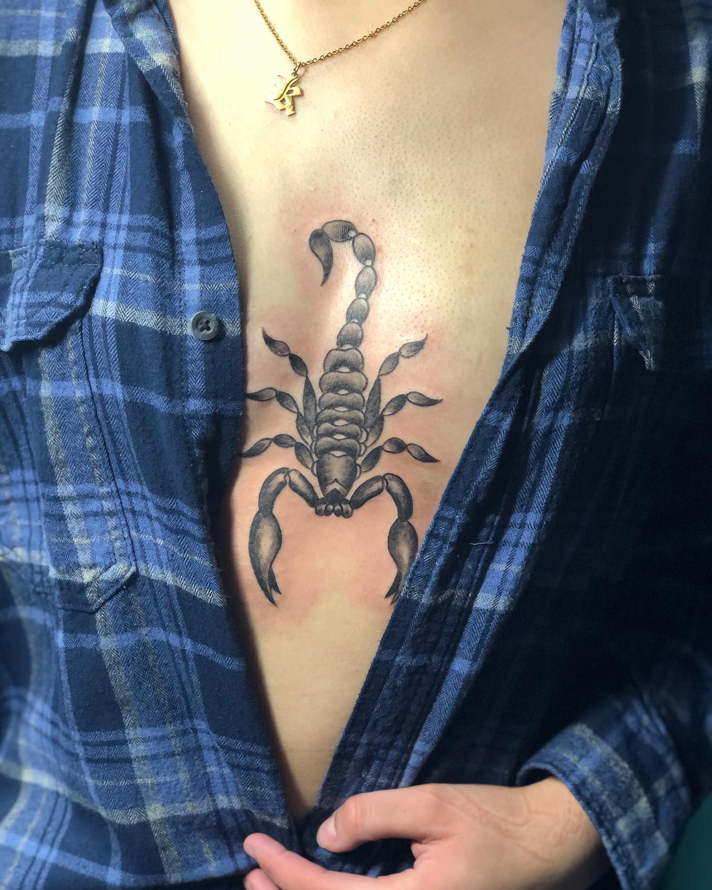Tatuaje del esternón de escorpión.