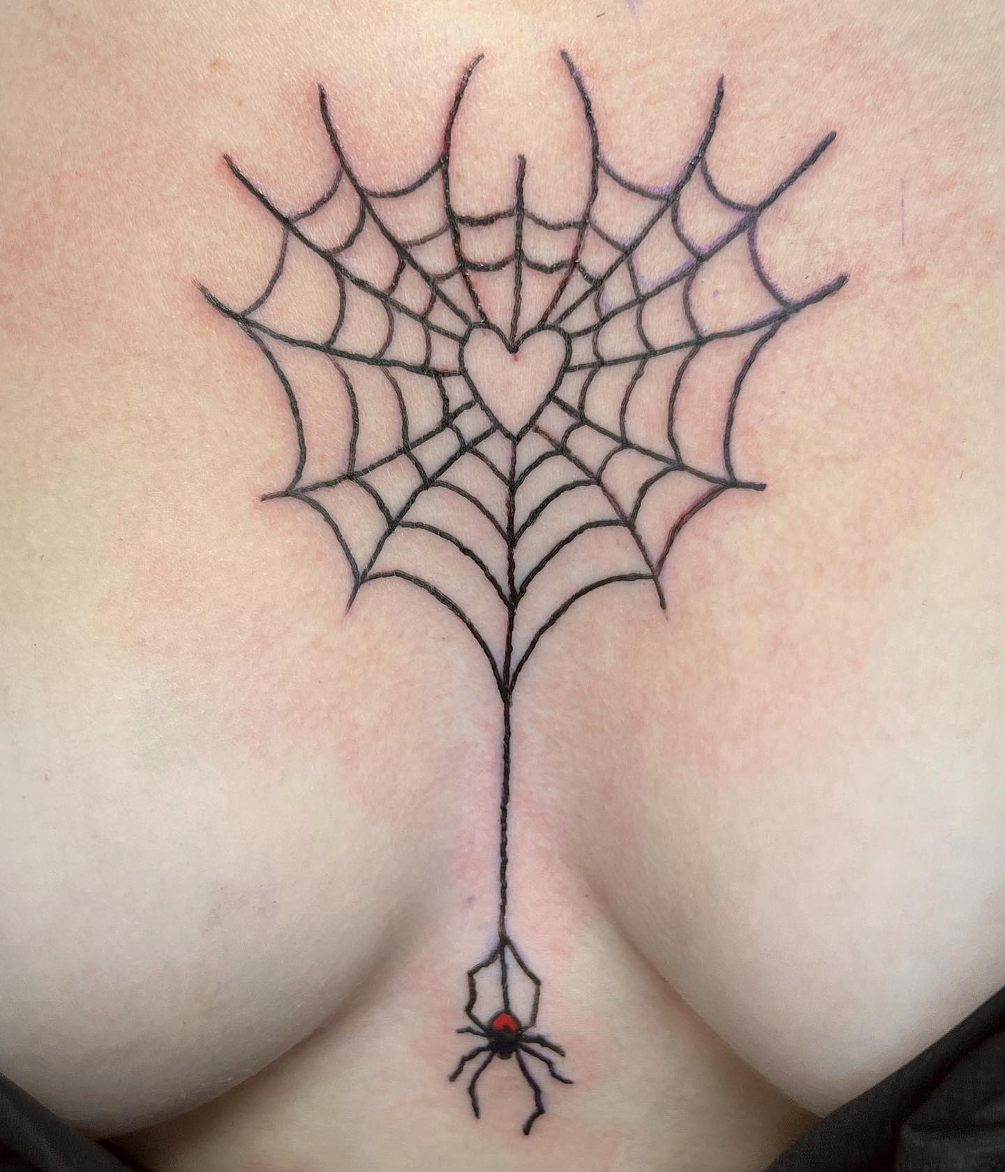 Tatuaje en el pecho entre los senos.