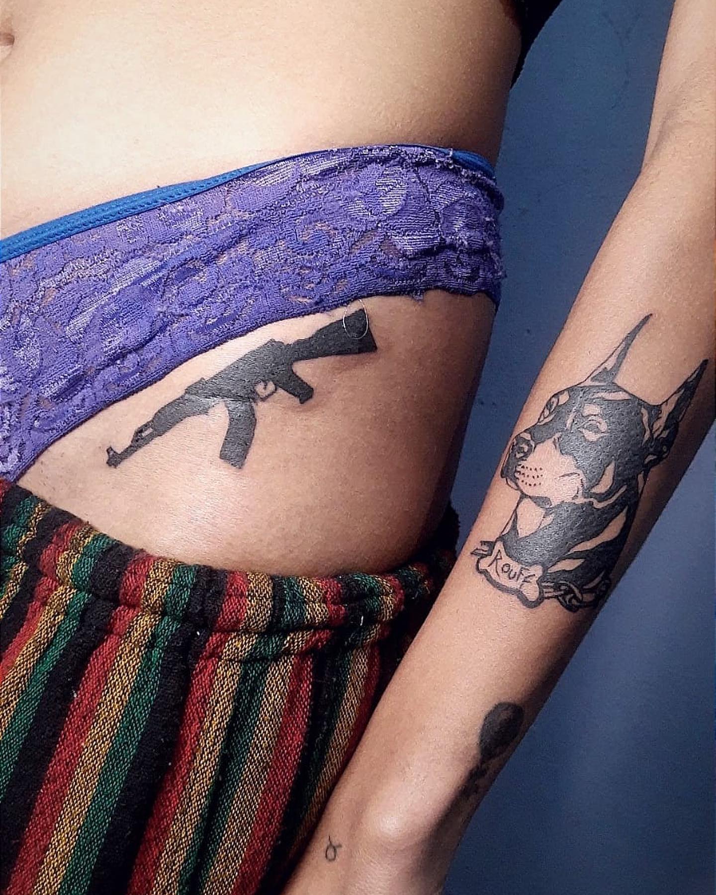 Tatuaje femenino AK.